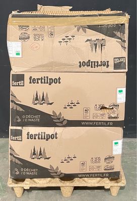 trois cartons empilés les uns sur les autres sur une palette