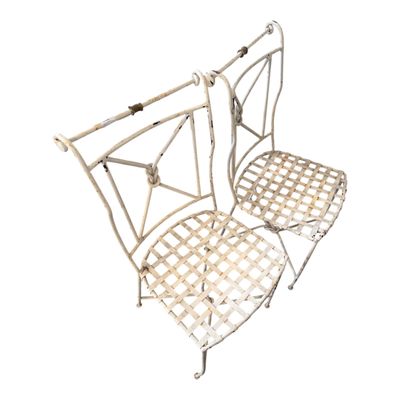 une paire de chaises de jardin en fer blanc sur fond blanc