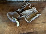 une paire de chaussures et un sac posés par terre