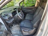 l'intérieur d'une voiture avec la porte ouverte et le siège du conducteur abaissé