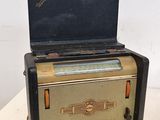 une vieille radio posée sur une table