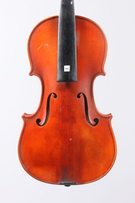 un vieux violon avec un archet sur fond blanc
