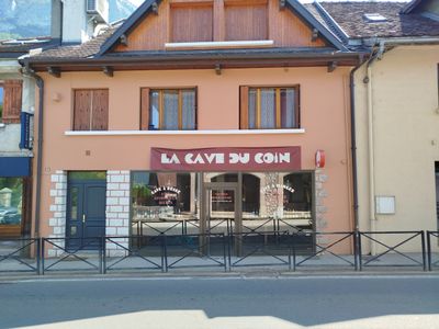 a building with a sign that says la cave du roin on it