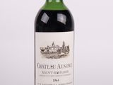 la bouteille de vin rouge est posée sur la table