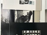 beaucoup de livres empilés sur une table
