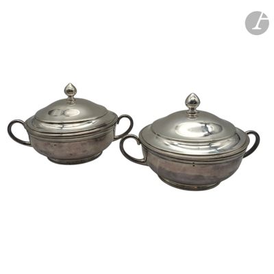 paire de soupières en métal argenté avec anses