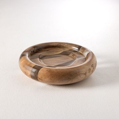 un bol en bois posé sur une surface blanche