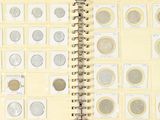 un livre sur lequel sont posées plusieurs pièces de monnaie