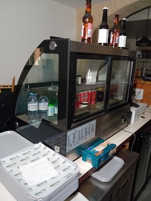Des bouteilles de bière sont posées sur le comptoir d'un restaurant.
