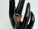 gros plan de la main d'une personne portant une bague