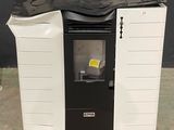une machine en noir et blanc sur laquelle est collé un autocollant jaune