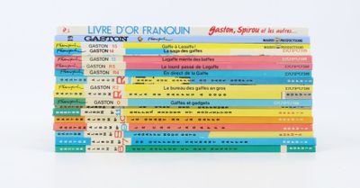 livres empilés sur une surface blanche