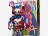 L'ours se tient devant une boîte de « Kaws Tension ».