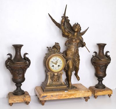 une horloge posée à côté de trois vases et d'une statue