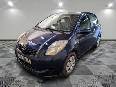 une photo d'une Toyota Yaris bleue garée dans un garage