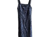 La robe est bleue et présente un motif floral.