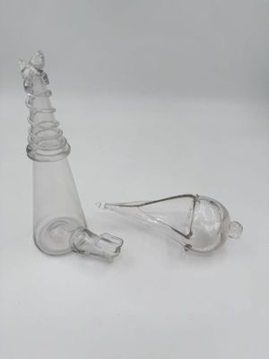une petite bouteille en verre munie d'un entonnoir en verre