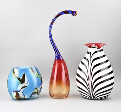 trois vases posés l'un à côté de l'autre sur une table