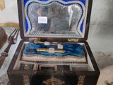une petite boîte en bois contenant un tissu bleu et blanc
