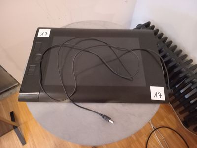 un ordinateur portable posé sur une table