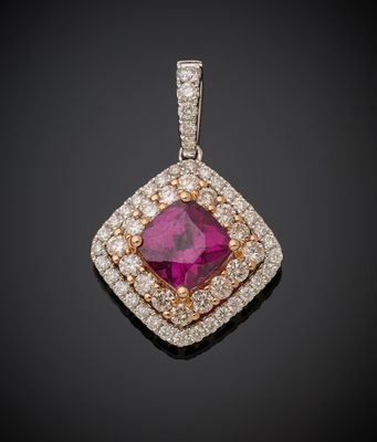 un pendentif en tourmaline rose et diamants