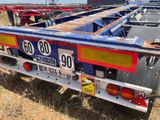une photo d'un camion à plateau avec une plaque d'immatriculation à l'arrière
