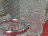 un pichet en verre et un verre posés sur une table