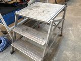 une photo représentant une table et des chaises dans un entrepôt