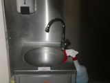 un évier en inox équipé d'un pulvérisateur