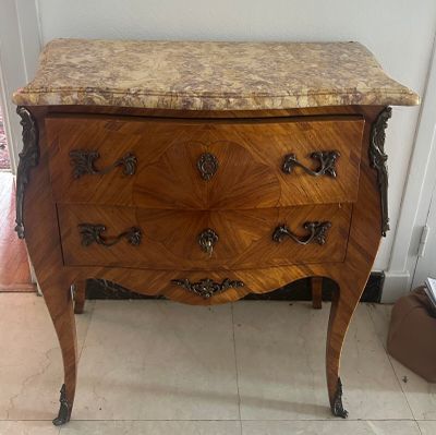 une commode en marbre dans le coin d'une pièce