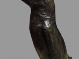 sculpture en bronze représentant un oiseau sur un socle, sur fond gris