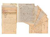 plusieurs vieilles lettres sont empilées sur une surface blanche