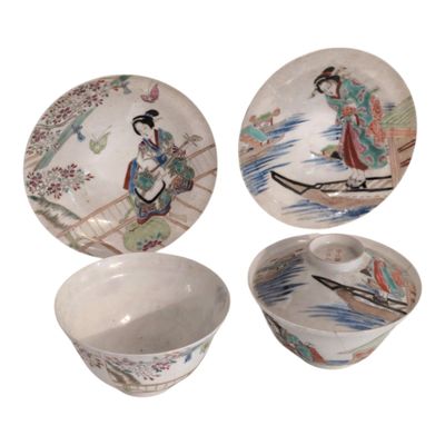 JAPON Paire de bols couverts et leurs soucoupes en porcelain…