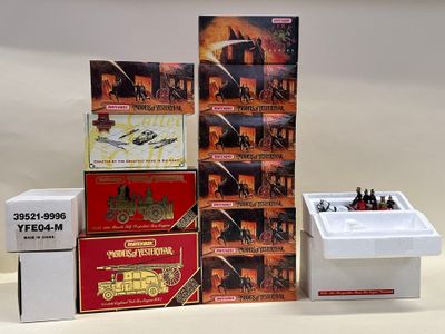 beaucoup de cartons et un carton de jouets sur la table