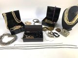 de nombreux types de bijoux sont exposés sur la table