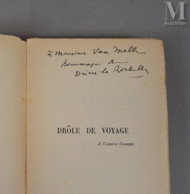 un livre ouvert, sur lequel on peut lire des notes manuscrites, posé sur une table