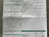 le ticket de caisse est posé par terre à côté de l'autre ticket de caisse