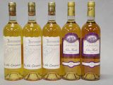 quatre bouteilles de vin posées les unes à côté des autres sur une table