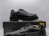 chaussures en cuir noires pour homme, avec des lacets noirs, présentées dans une boîte