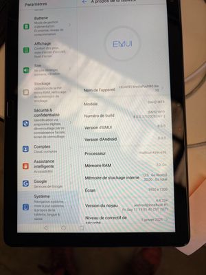 une image représentant une tablette avec un menu à l'écran