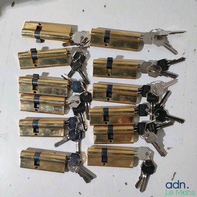 a lot of keys that are laying on a table