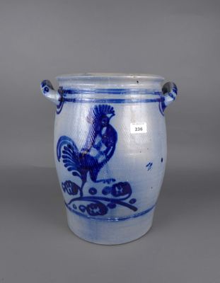 un vieux vase bleu et blanc orné d'un coq