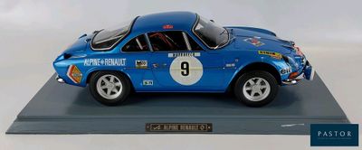 une maquette de voiture de course bleue exposée