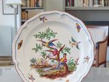une assiette décorée d'oiseaux, posée sur une table