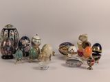 de nombreuses figurines de toutes sortes posées sur une table