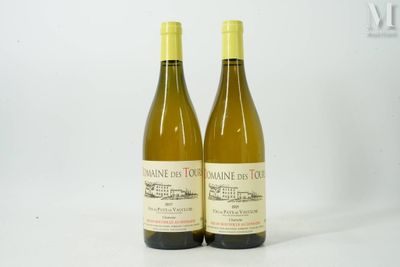 deux bouteilles de vin blanc posées l'une à côté de l'autre sur une surface blanche