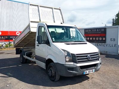 un camion blanc garé devant un bâtiment