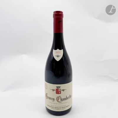 une bouteille de vin posée sur une table