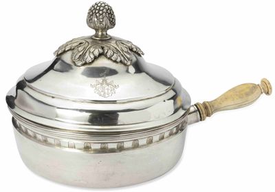 une casserole en argent avec une poignée en bois sur fond blanc
