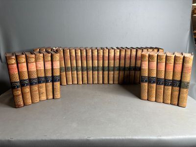 un tas de vieux livres posés sur une table